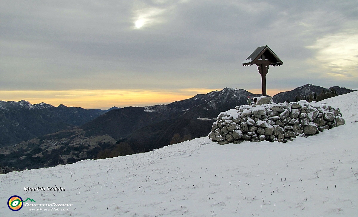 09 Oltrepasso il Crocefisso per scendere verso la Sella....JPG